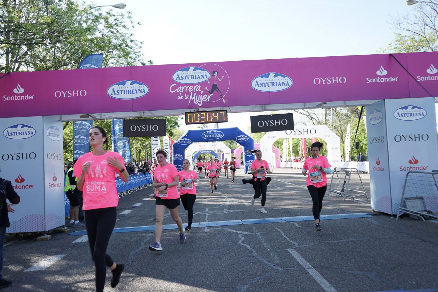 Todas las fotos de meta de la Carrera de la Mujer de Madrid 03229
