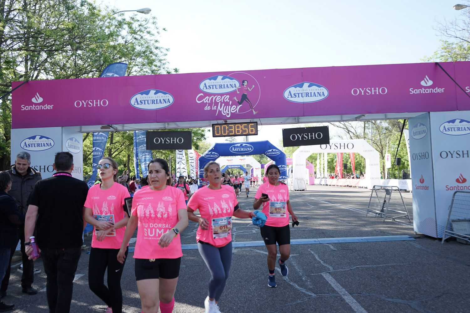 Todas las fotos de meta de la Carrera de la Mujer de Madrid 03232
