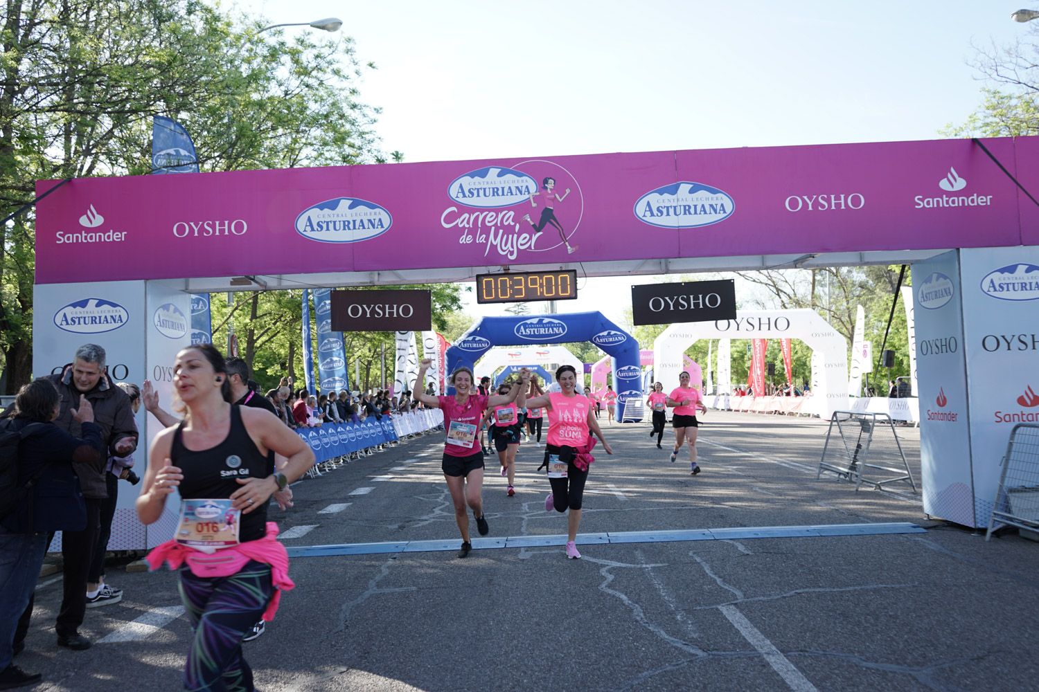 Todas las fotos de meta de la Carrera de la Mujer de Madrid 03233