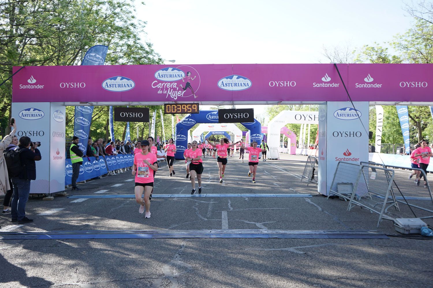 Todas las fotos de meta de la Carrera de la Mujer de Madrid 03235