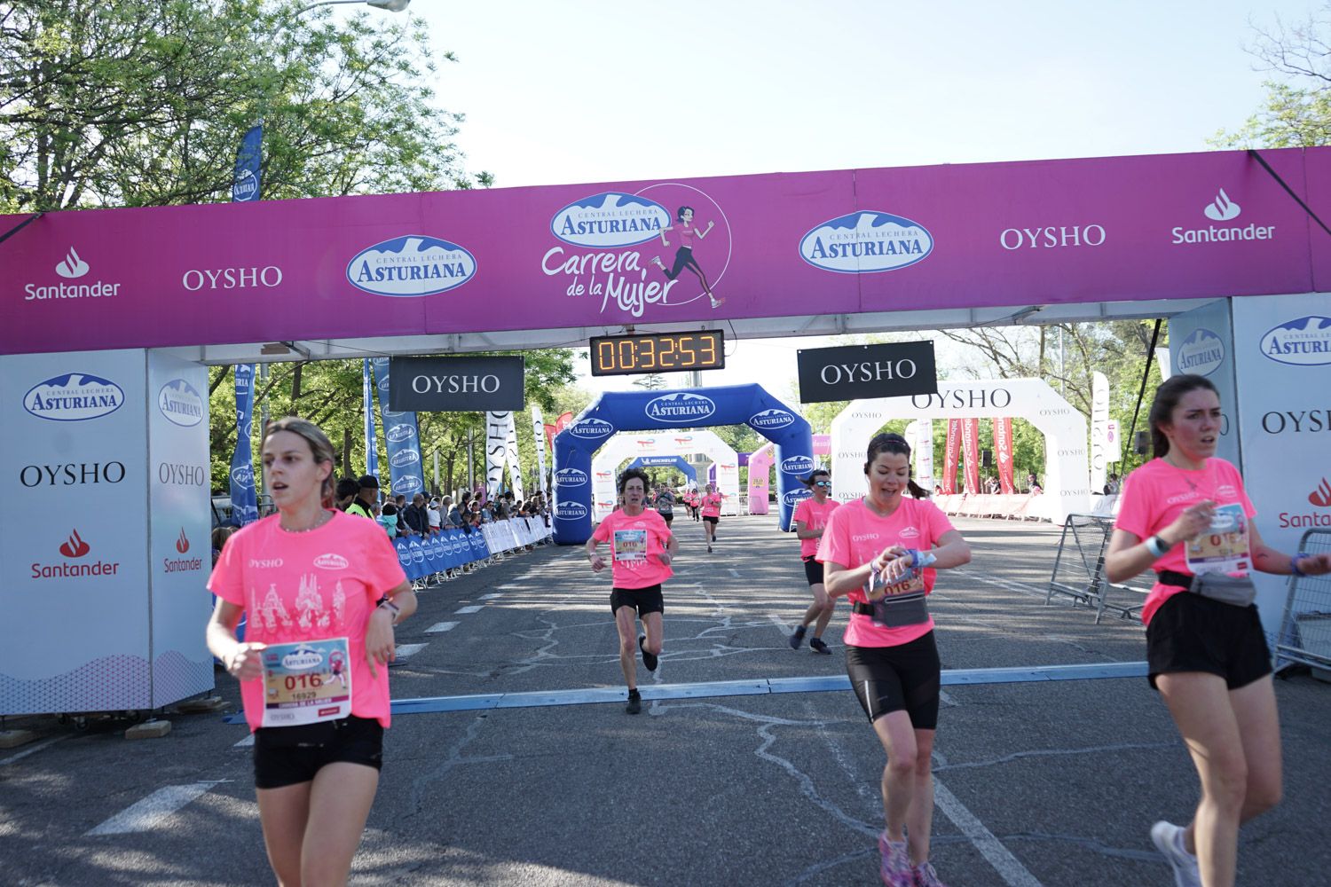Todas las fotos de meta de la Carrera de la Mujer de Madrid 03137