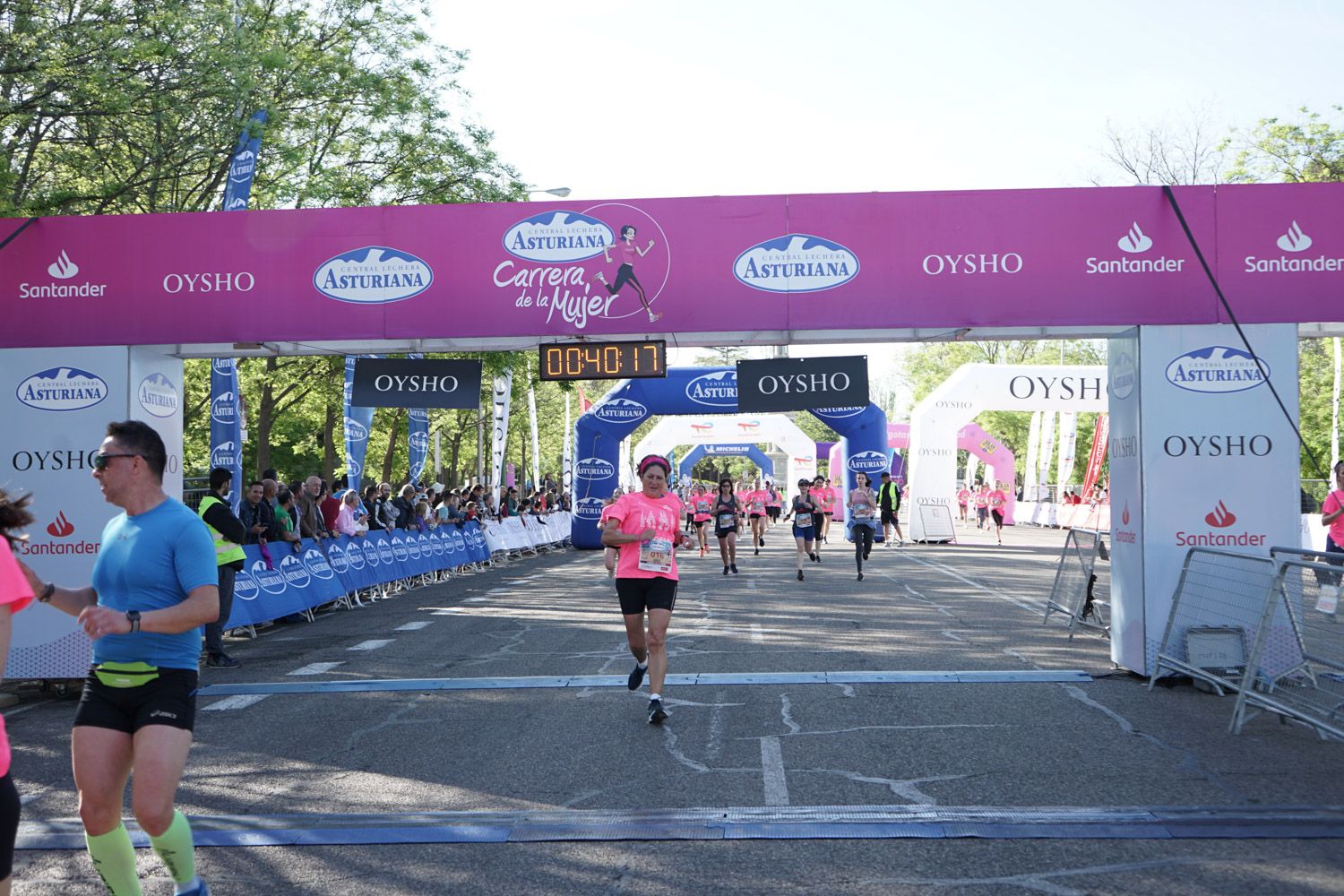 Todas las fotos de meta de la Carrera de la Mujer de Madrid 03240