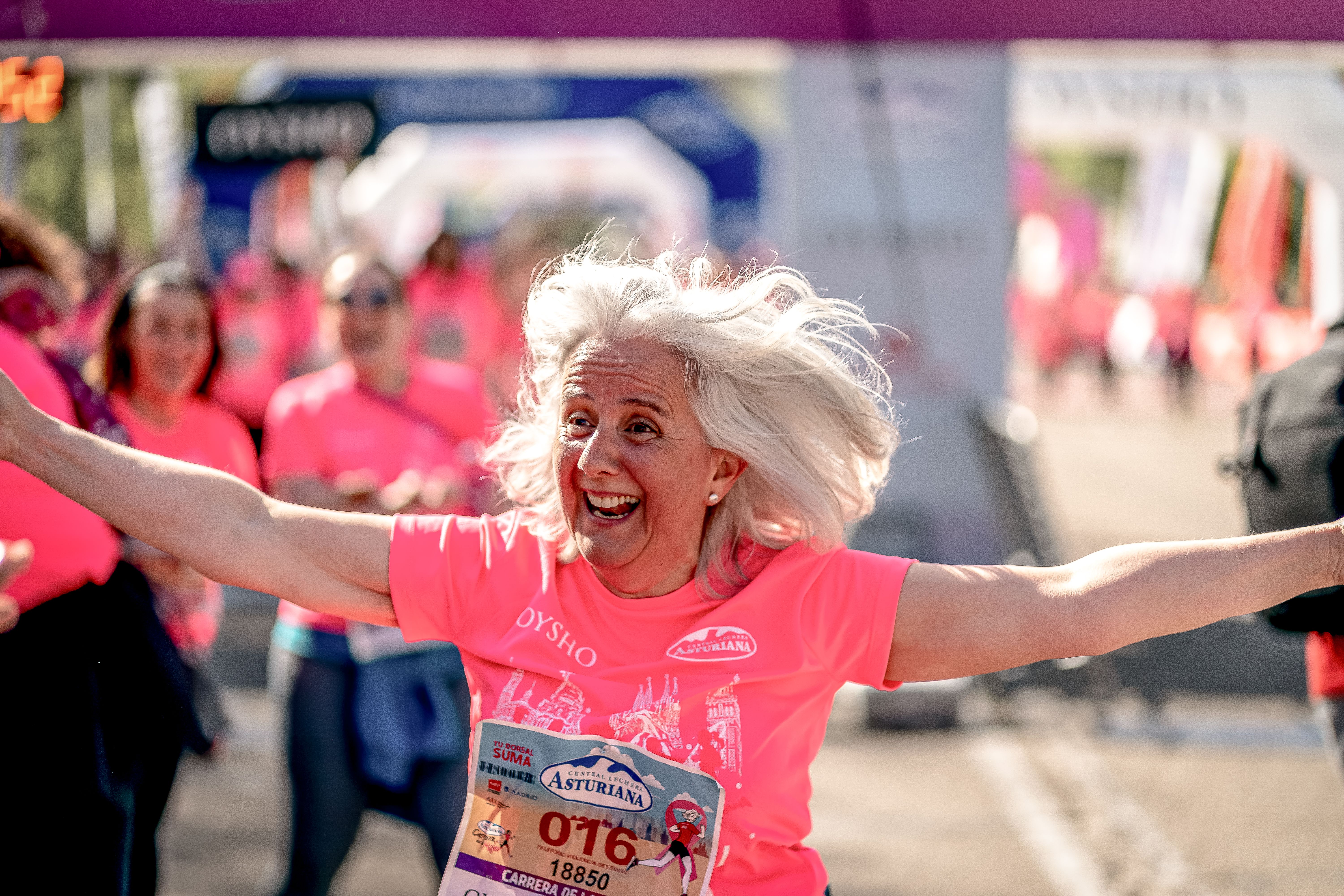 Disfruta de todas las fotos de meta de la Carrera de la Mujer Central Lechera Asturiana de Madrid. VSM PHOTOEVENTS.