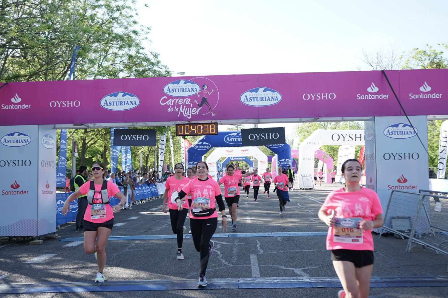 Todas las fotos de meta de la Carrera de la Mujer de Madrid 03247