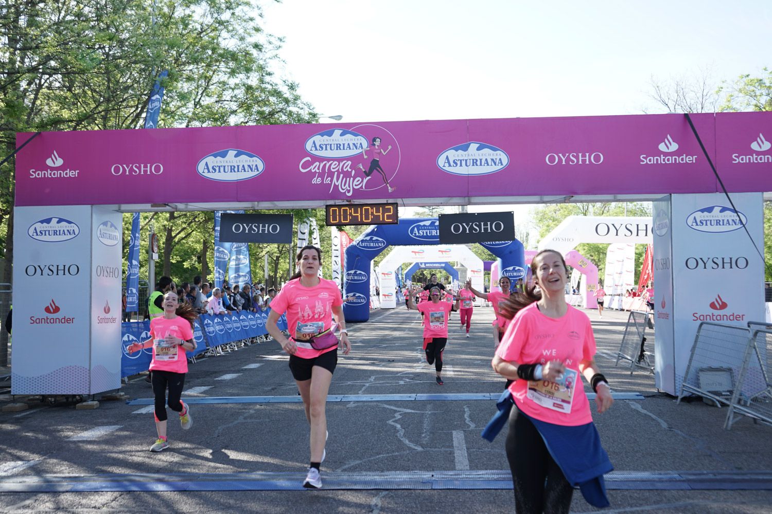 Todas las fotos de meta de la Carrera de la Mujer de Madrid 03248