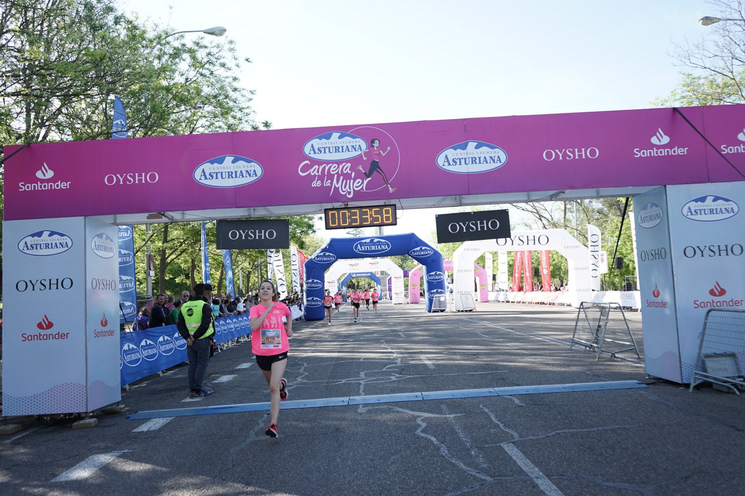 Todas las fotos de meta de la Carrera de la Mujer de Madrid 03155