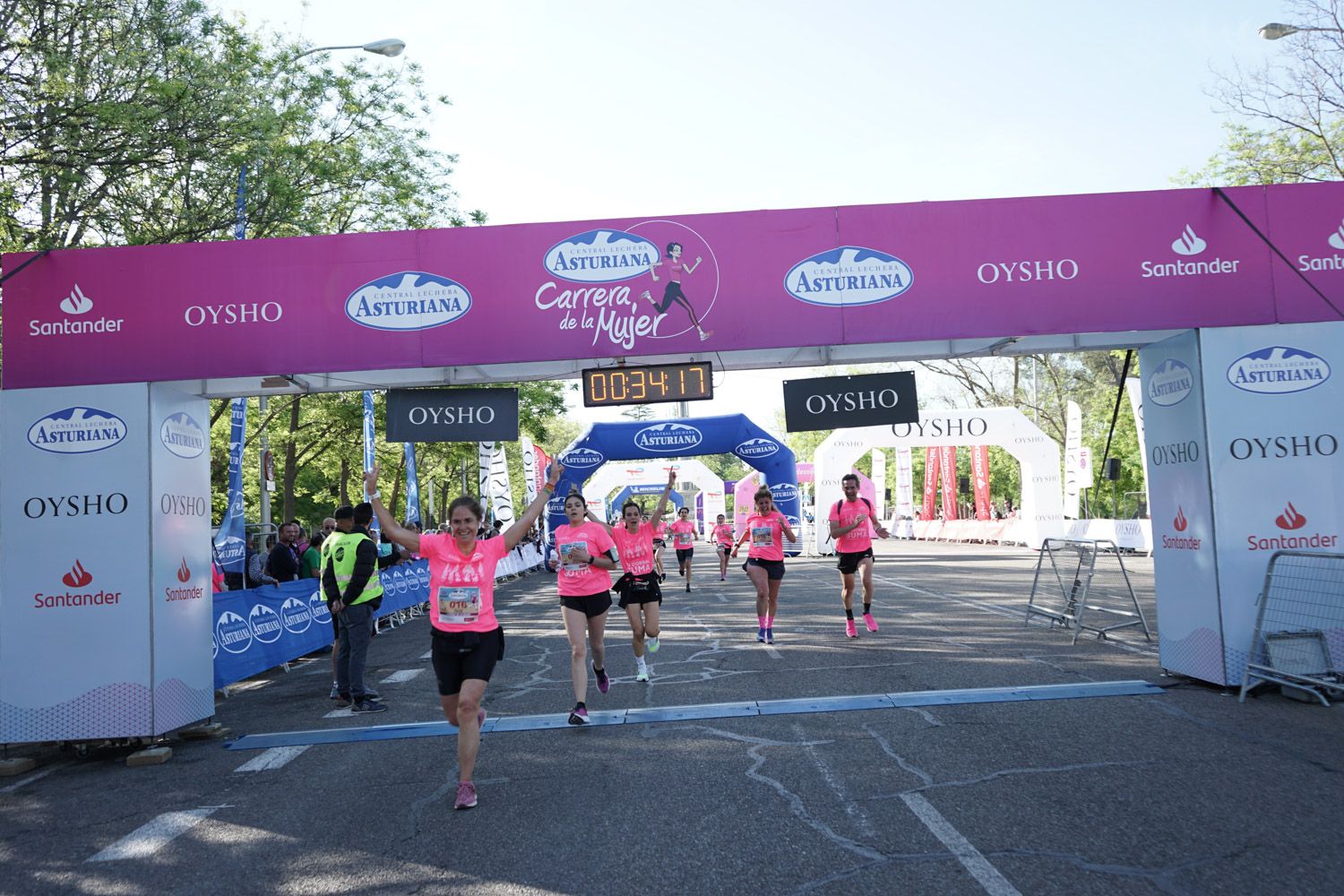 Todas las fotos de meta de la Carrera de la Mujer de Madrid 03160