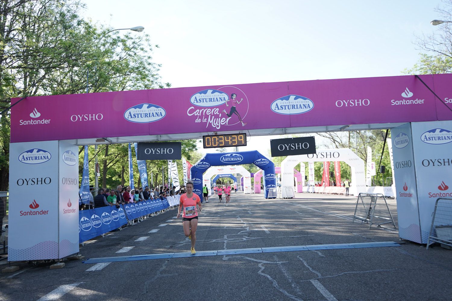 Todas las fotos de meta de la Carrera de la Mujer de Madrid 03162