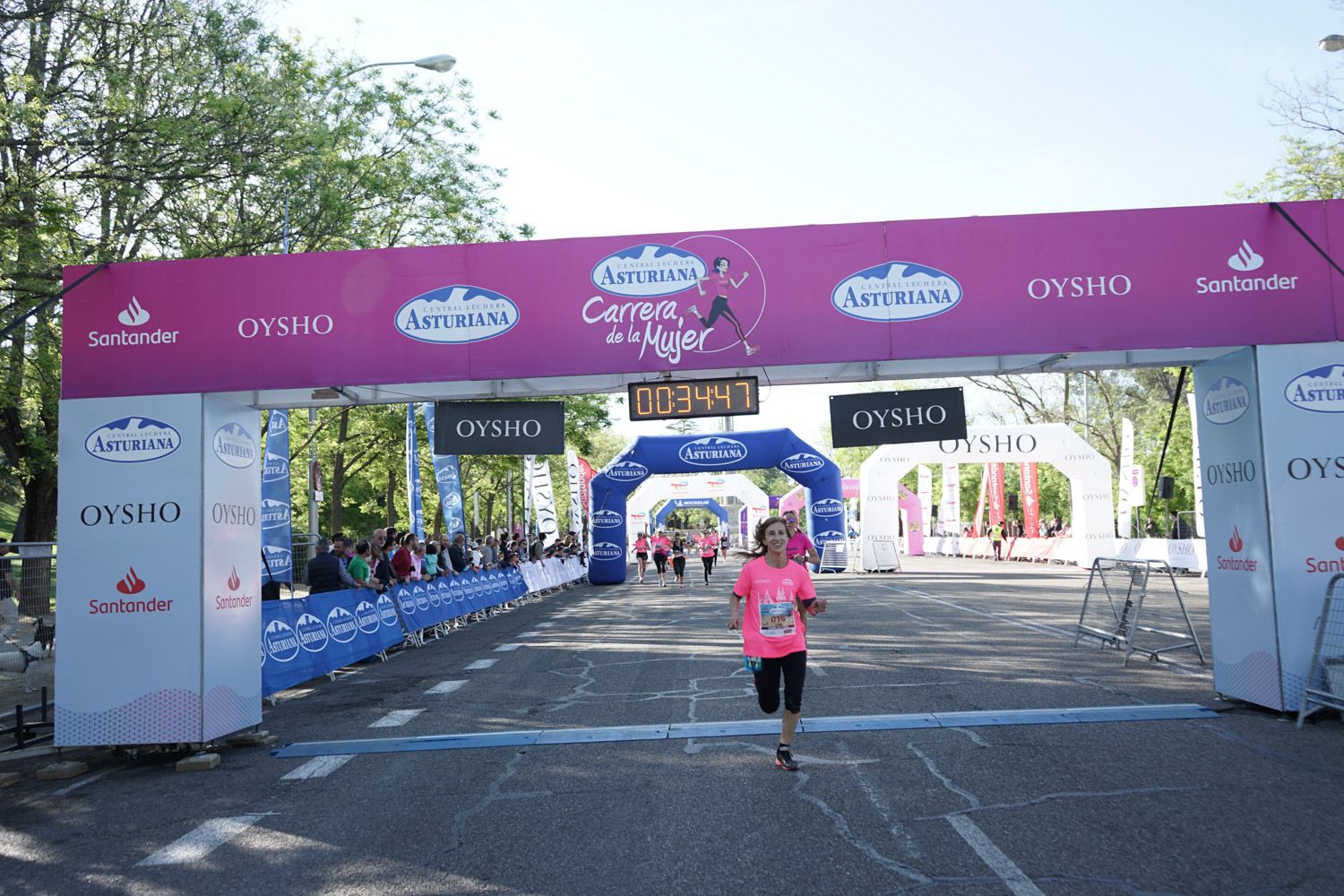 Todas las fotos de meta de la Carrera de la Mujer de Madrid 03164