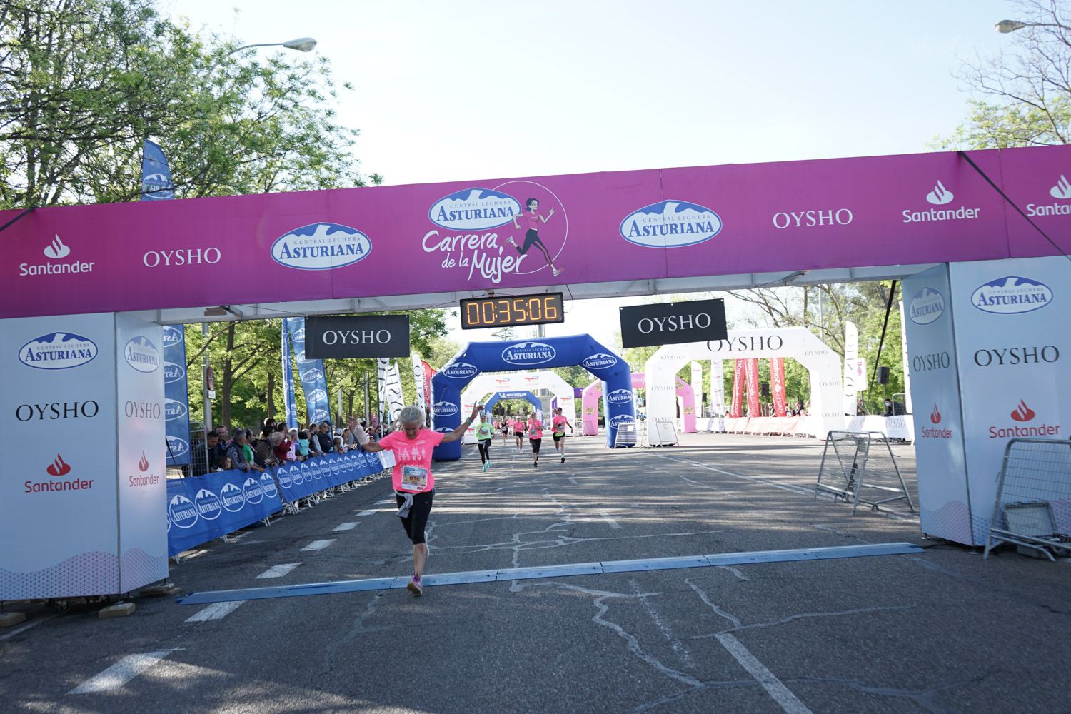 Todas las fotos de meta de la Carrera de la Mujer de Madrid 03169