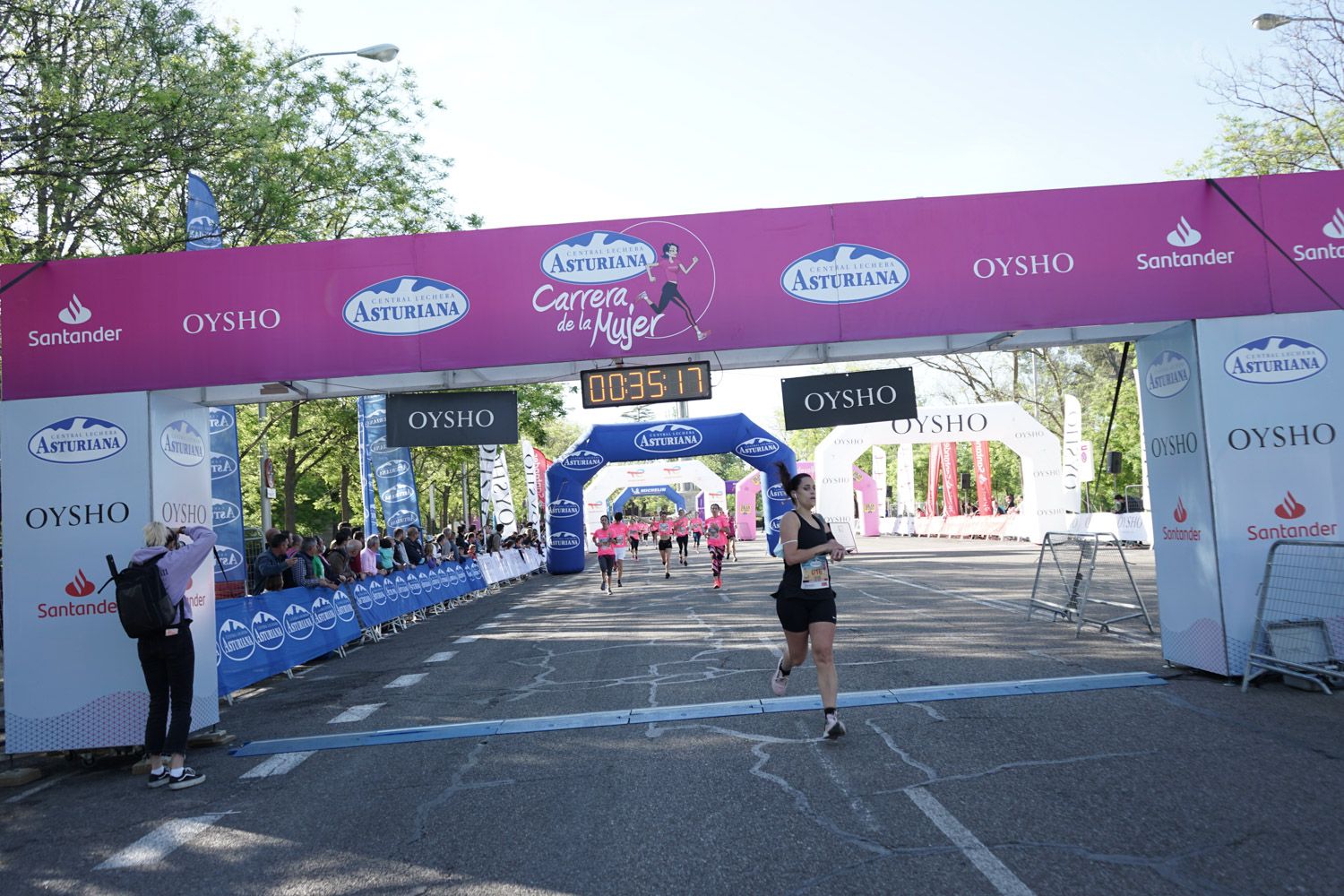 Todas las fotos de meta de la Carrera de la Mujer de Madrid 03172