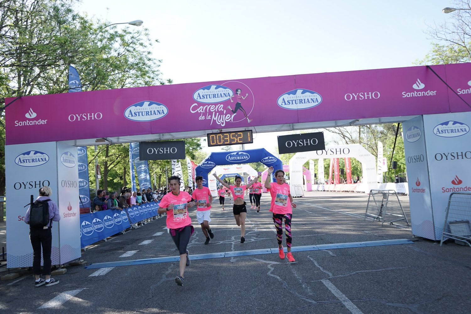 Todas las fotos de meta de la Carrera de la Mujer de Madrid 03173