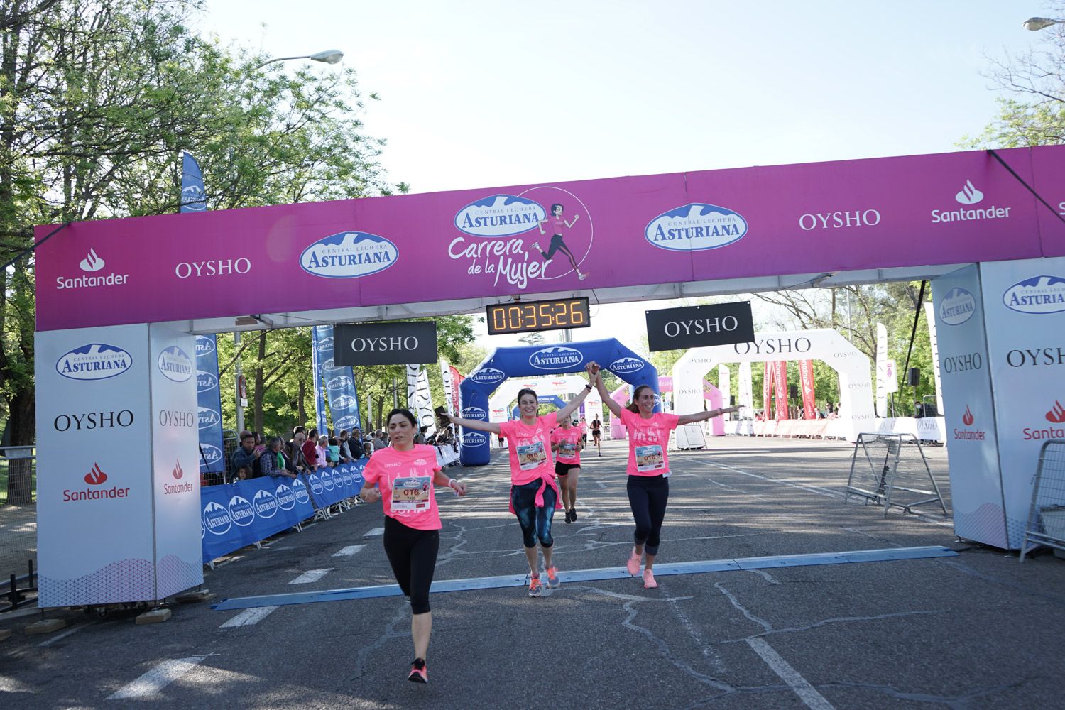 Todas las fotos de meta de la Carrera de la Mujer de Madrid 03174