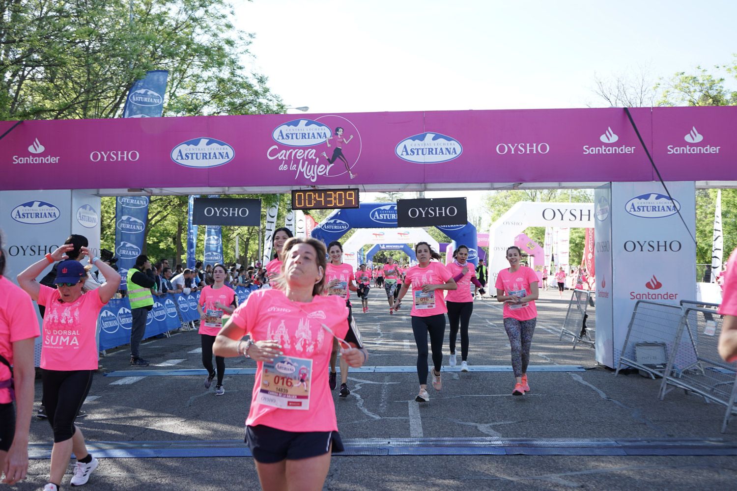 Todas las fotos de meta de la Carrera de la Mujer de Madrid 03279