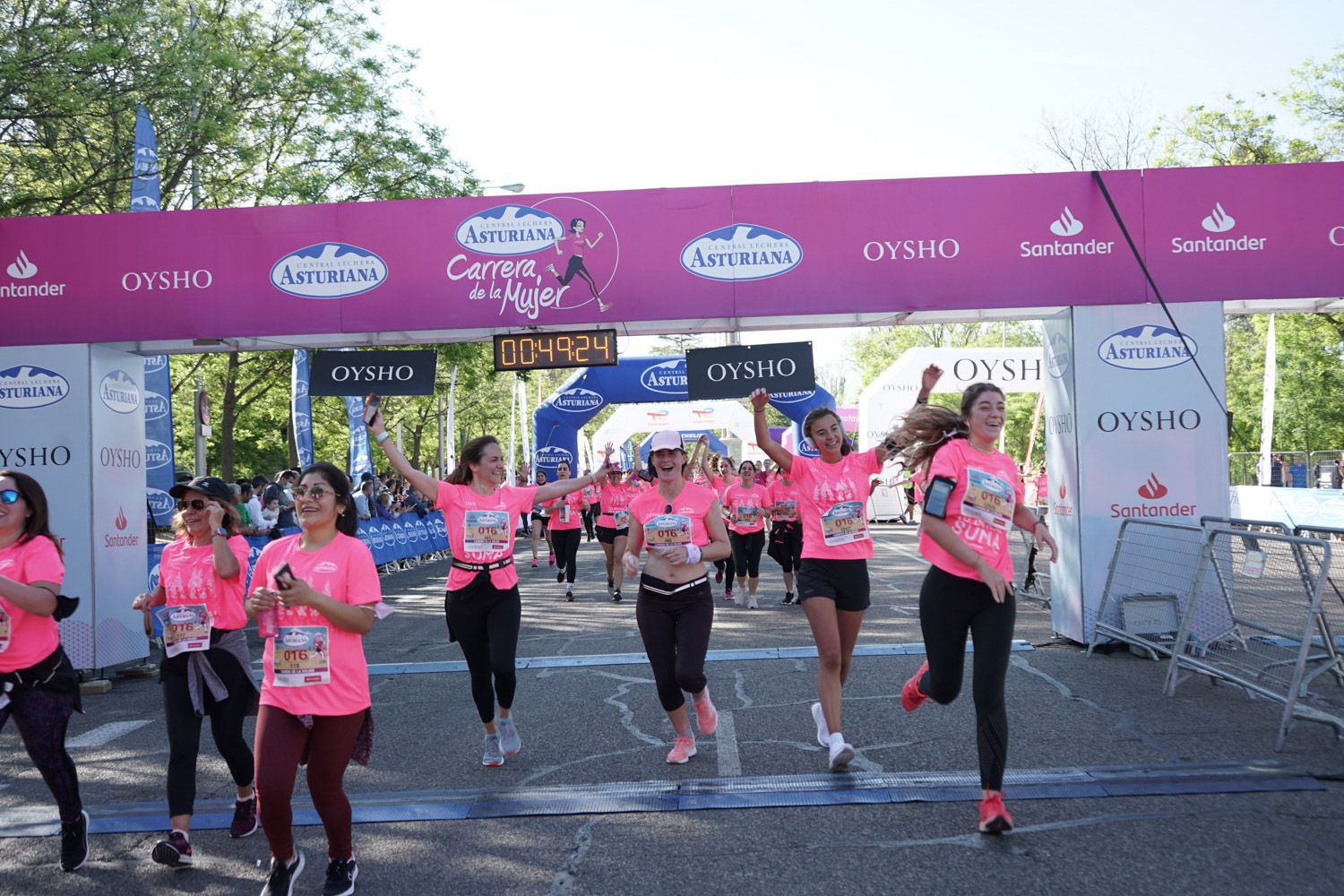 Todas las fotos de meta de la Carrera de la Mujer de Madrid 03374