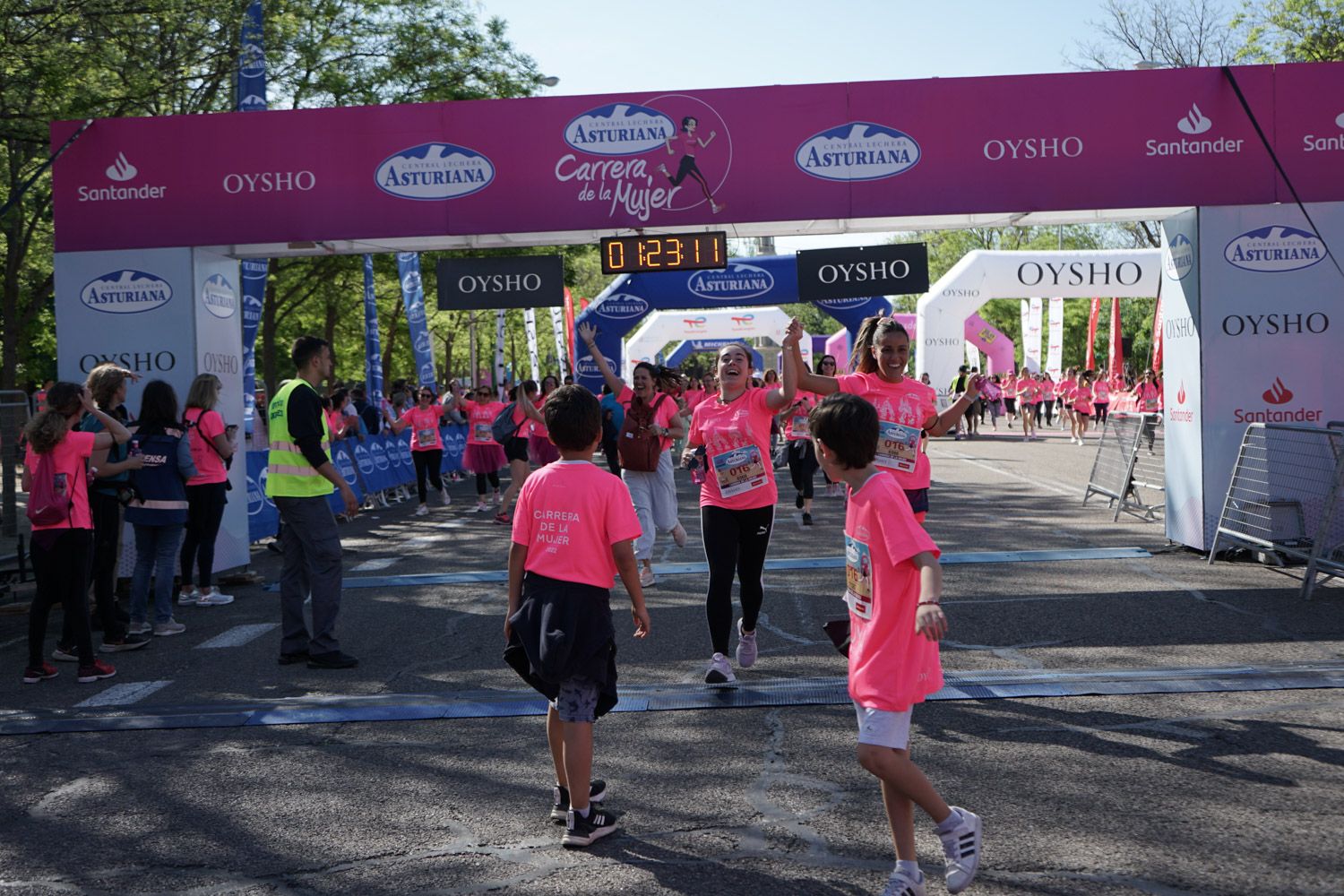 Todas las fotos de meta de la Carrera de la Mujer de Madrid 03743