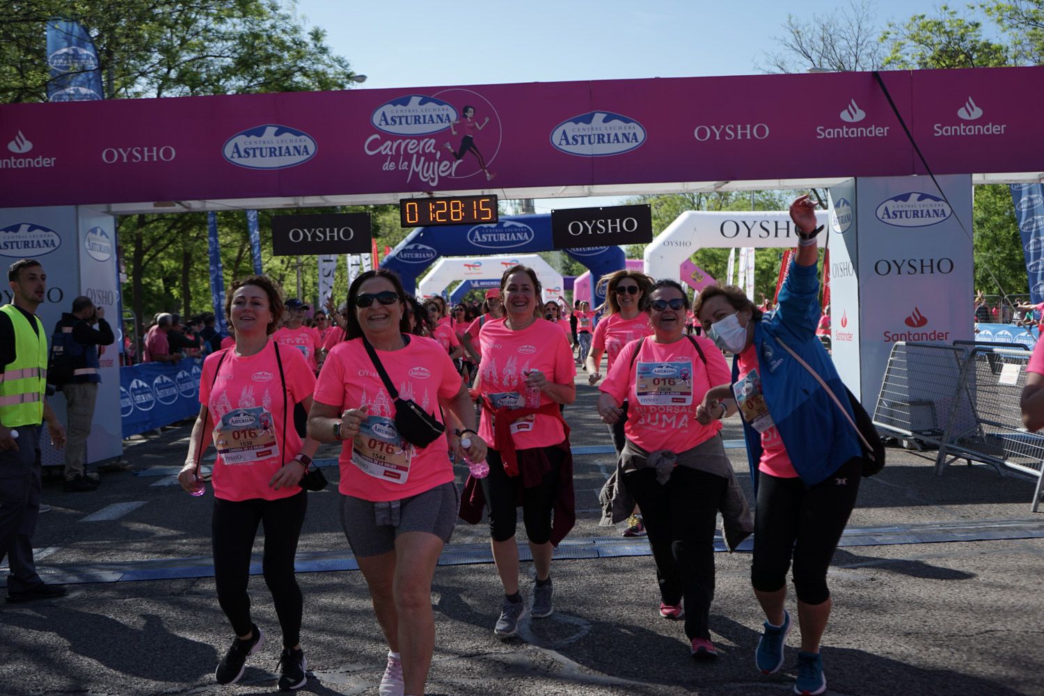 Todas las fotos de meta de la Carrera de la Mujer de Madrid 03801