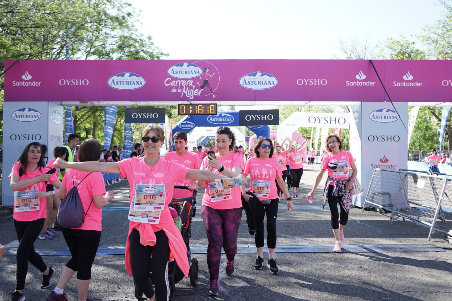 Todas las fotos de meta de la Carrera de la Mujer de Madrid 03700