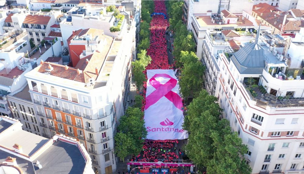 En la salida se ha desplegado el mayor lazo rosa de la historia en España En la salida se ha desplegado el mayor lazo rosa de la historia en España