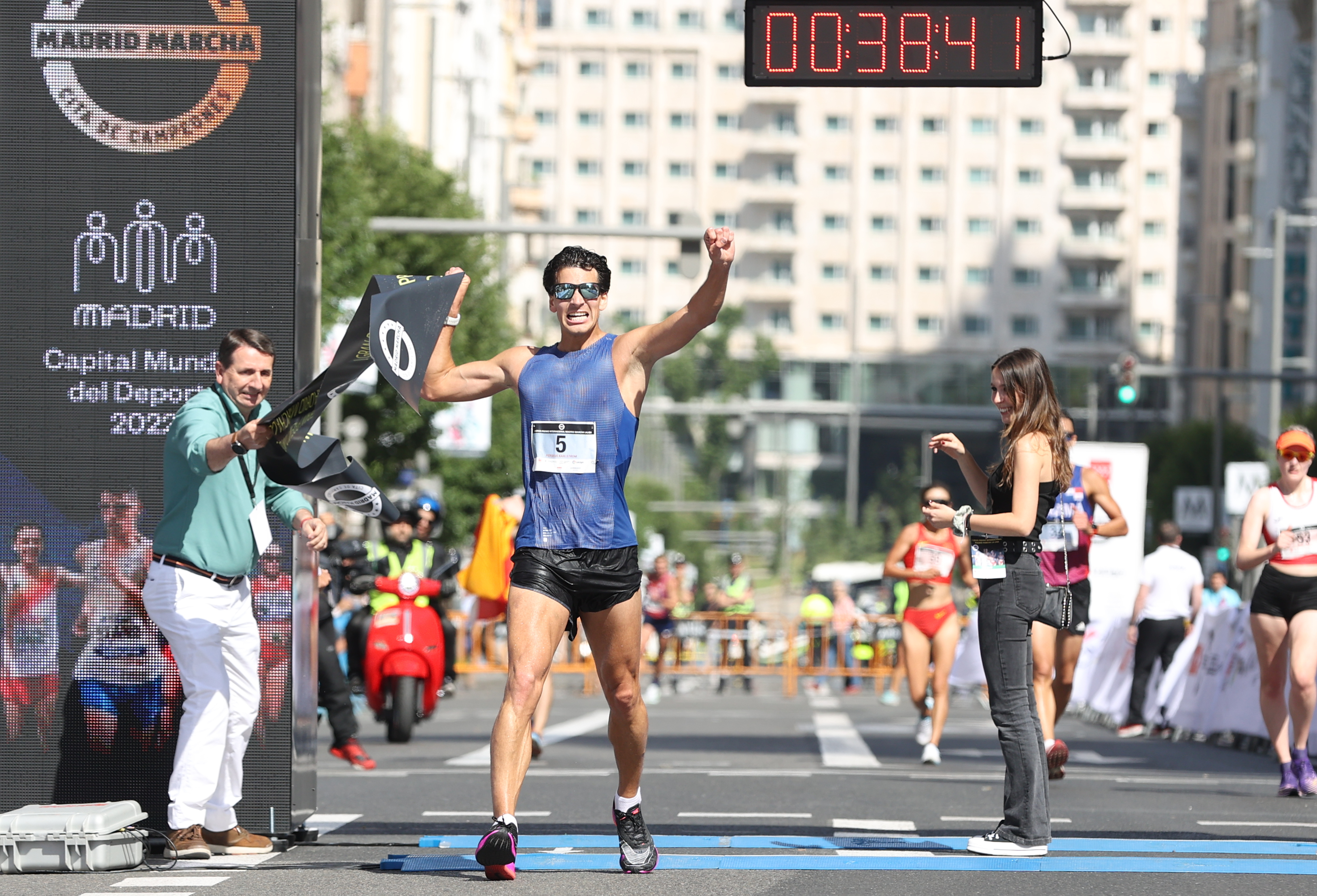 El atleta sueco Perseus Karlstrom, medallista de bronce mundial, cruza la meta para proclamarse vencedor del Gran Premio Madrid Marcha. EFE.
