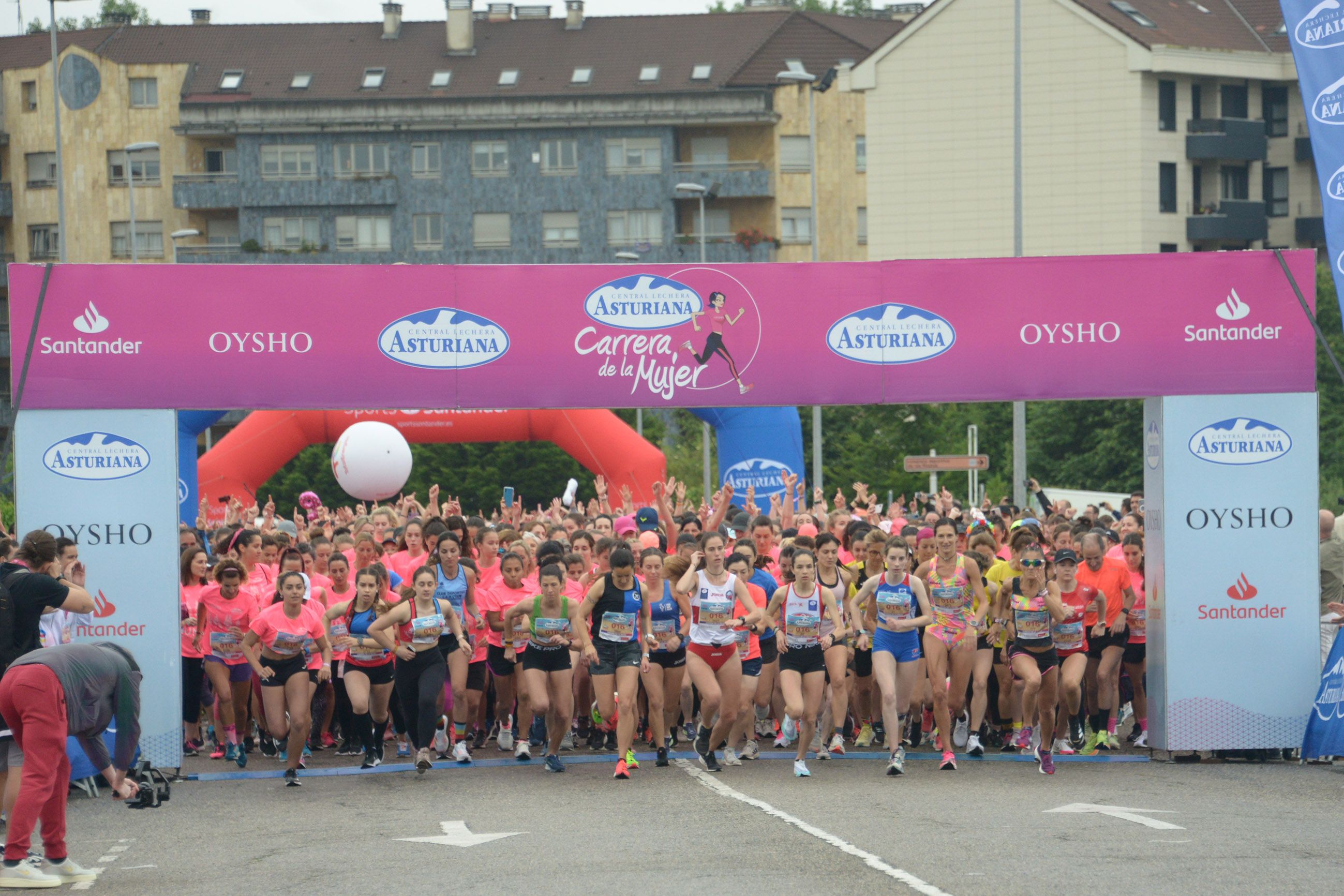 Una imagen de la salida de la Carrera de la Mujer Central Lechera Asturiana de Gijón 2022.