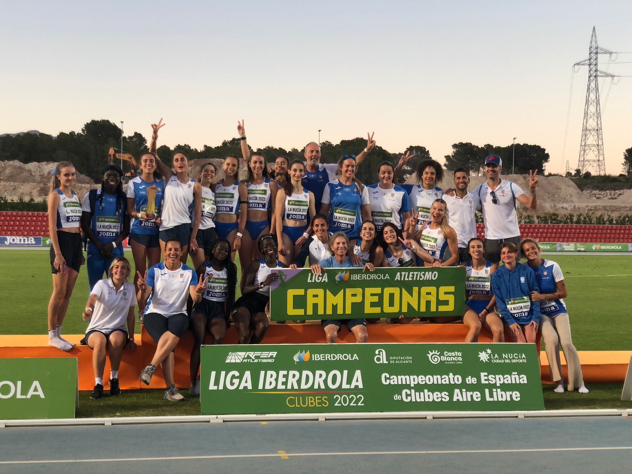 Las atletas del Valencia Club Atletismo celebrando su 27º título de Liga. RFEA.