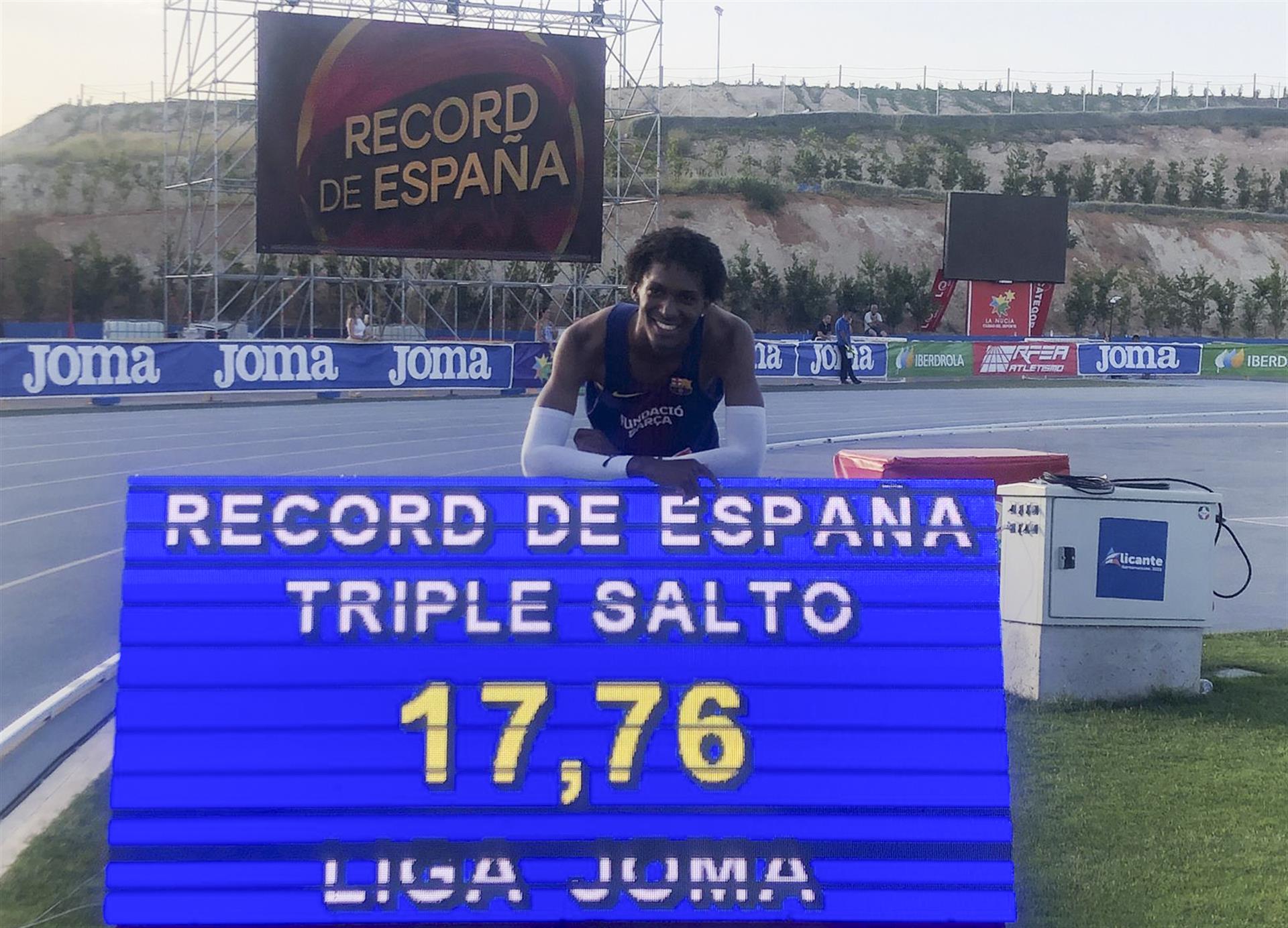 Jordan Díaz posa tras establecer el nuevo récord de España en triple salto con una marca de 17,76 metros en la final de la Liga Joma, este domingo en La Nucía, Alicante. EFE.