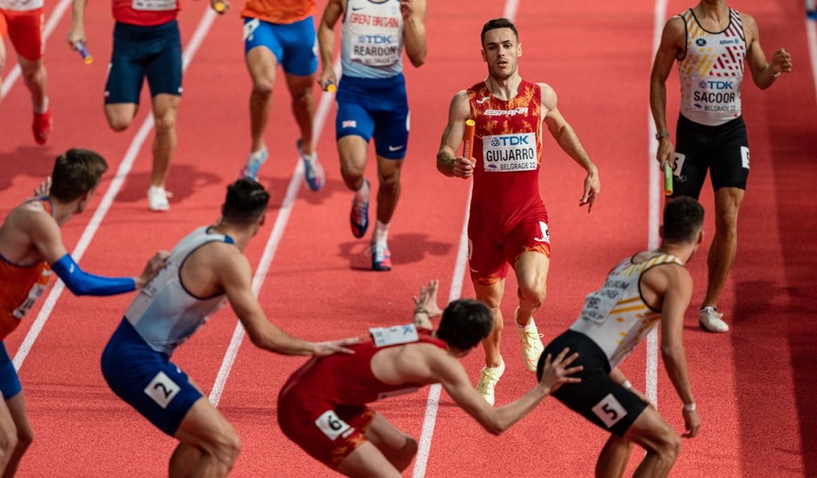 Una imagen del relevo 4x400 del Mundial en pista cubierta de Belgrado con Manuel Guijarro y Bernat Erta. SPORTMEDIA.