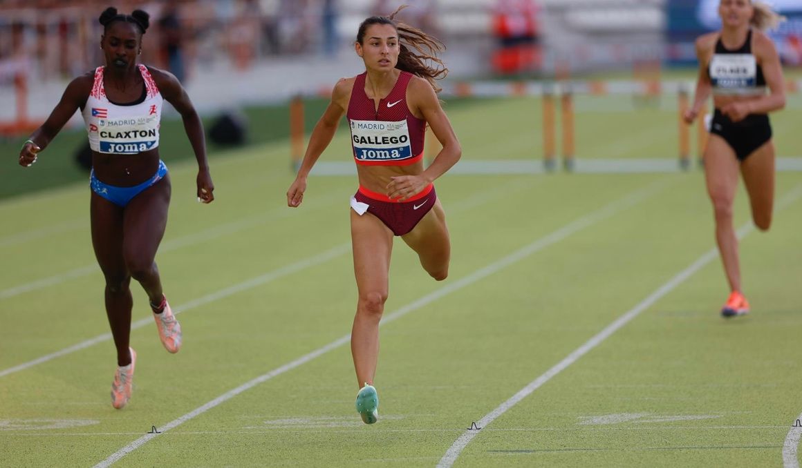 La atleta Sara Gallego (c) durante la prueba de 400 metros vallas del World Athletics Continental Tour celebrado este sábado en el estadio Vallehermoso de Madrid. EFE.