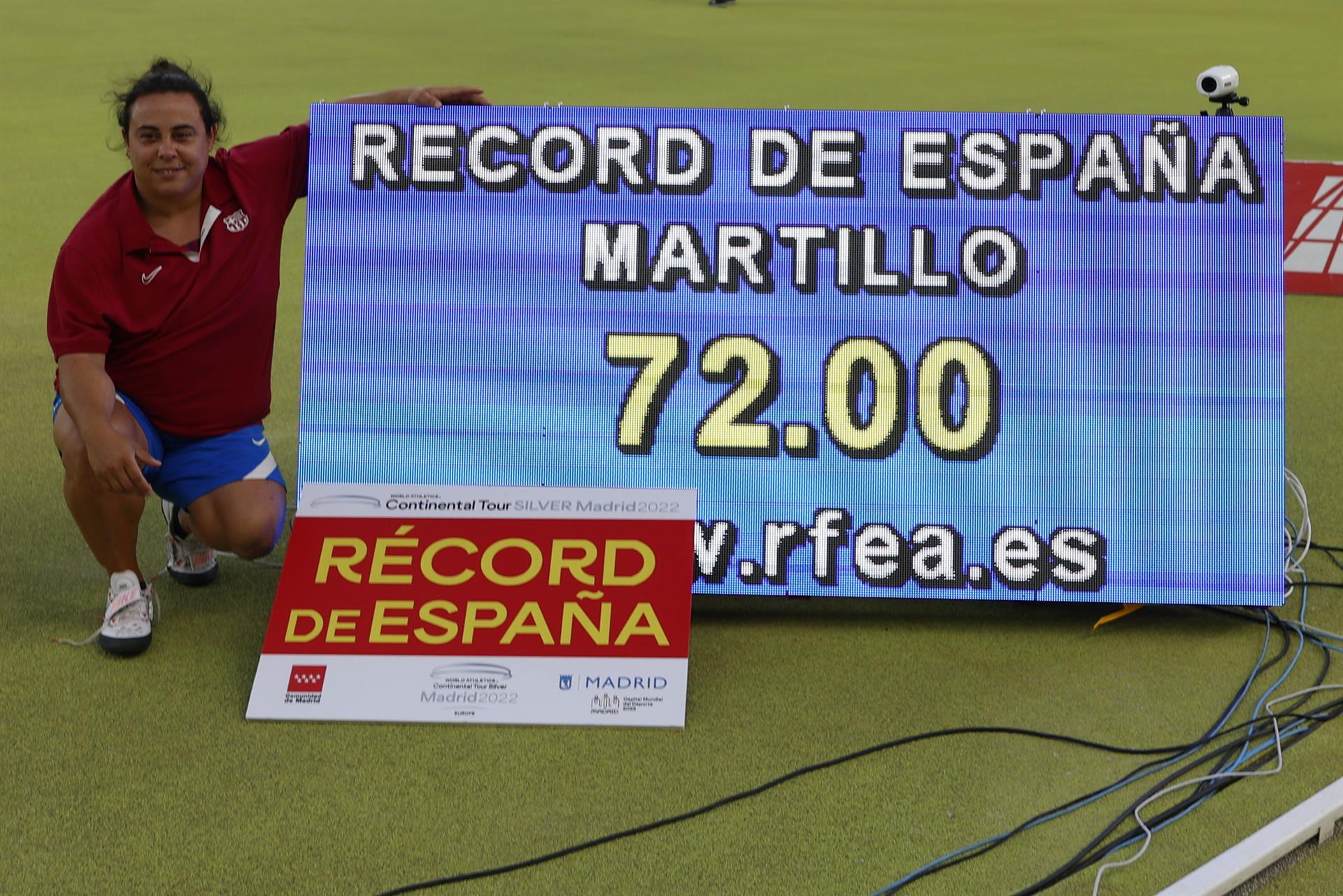 La atleta española Laura Redondo celebra el récord nacional de lanzamiento de martillo del World Athletics Continental Tour celebrado este sábado en el estadio Vallehermoso de Madrid. EFE.