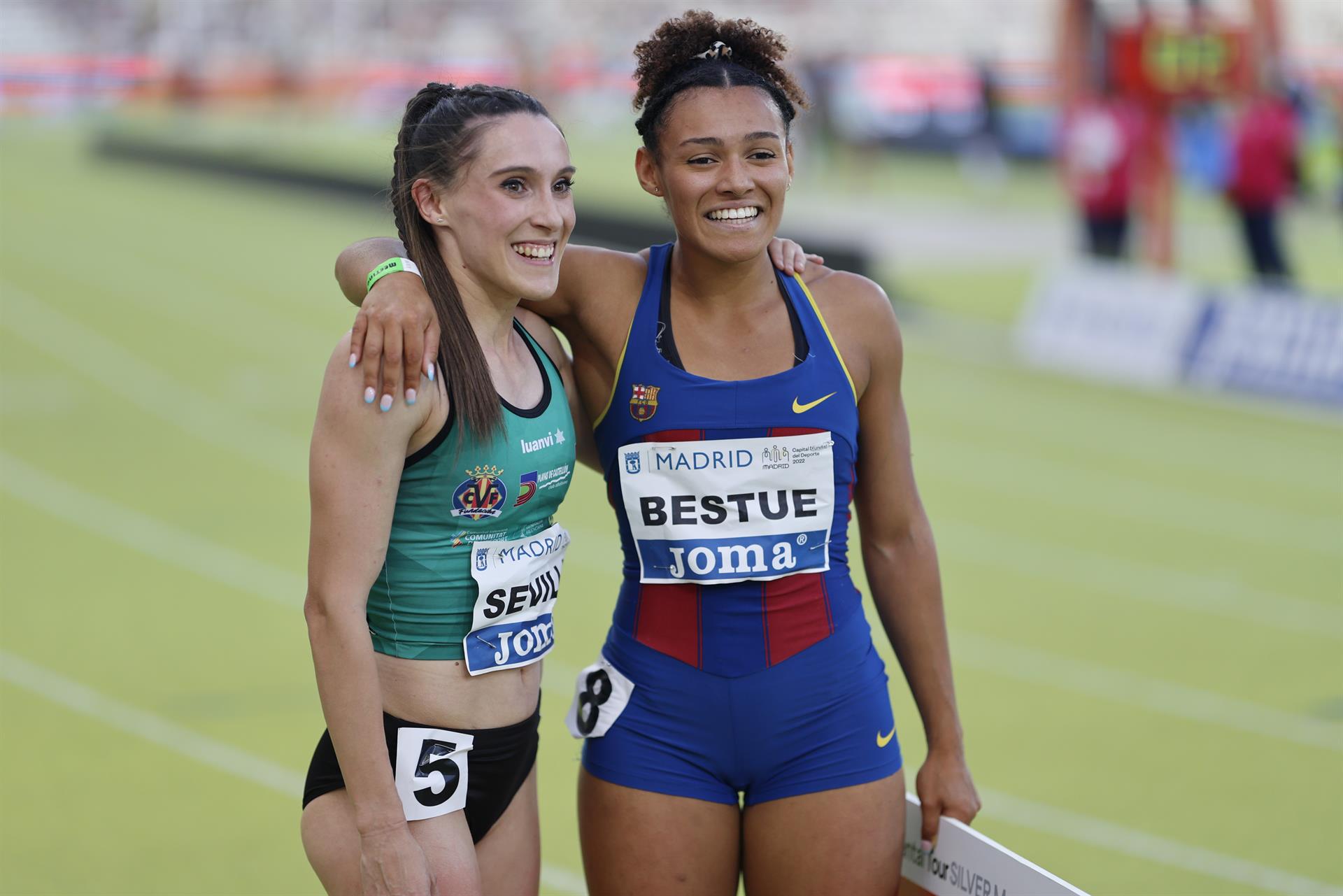 Las atletas españolas Paula Sevilla (i) y Jaël Bestué (d) al término de la prueba de 200 metros del World Athletics Continental Tour celebrado este sábado en el estadio Vallehermoso de Madrid. EFE.