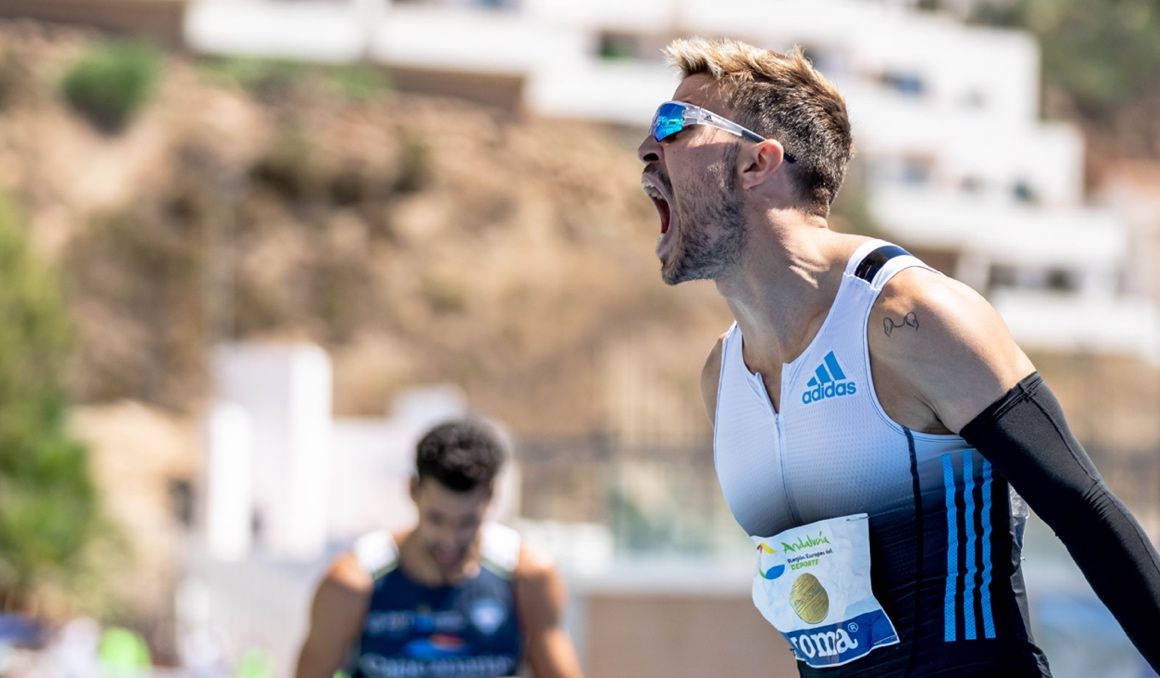 Óscar Husillos celebrando su título nacional de 400 metros en Nerja. VSM PHOTOEVENTS.