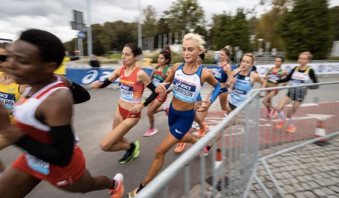 Una imagen del último Mundial de medio maratón celebrado en Gydnia (Polonia) con Marta Galimany en el centro del grupo. WORLD ATHLETICS.