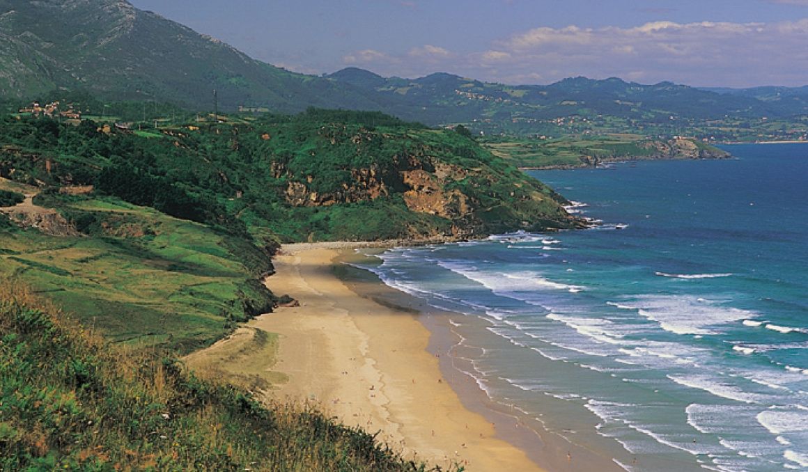 Un lugar único para correr, la playa de Vega, entre Llanes y Ribadesella. AYUNTAMIENTO DE RIBADESELLA.