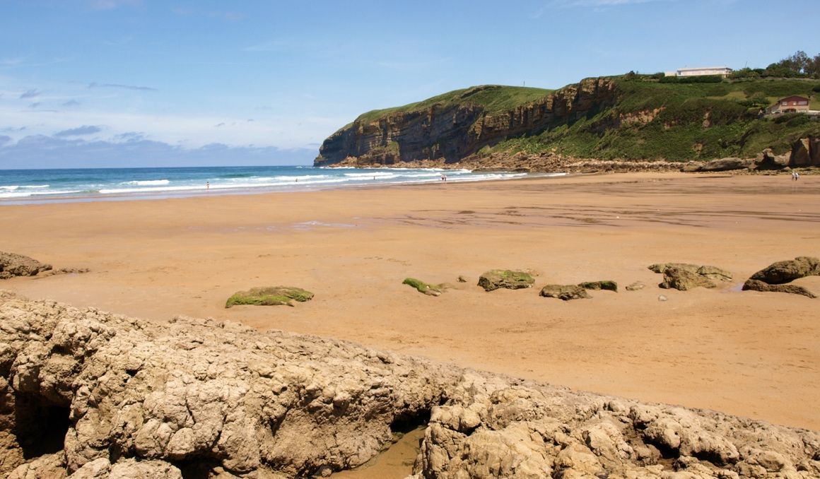 En los alrededores de la Playa de Luaña, en Cóbreces, está el secreto de la ruta de hoy.