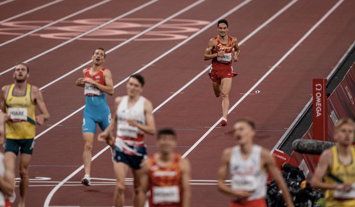 Ignacio Fontes en la final de los 1.500 metros de los Juegos Olímpicos de Tokio 2021 con Adel Mechaal, difuminado, en primer plano. SPORTMEDIA.