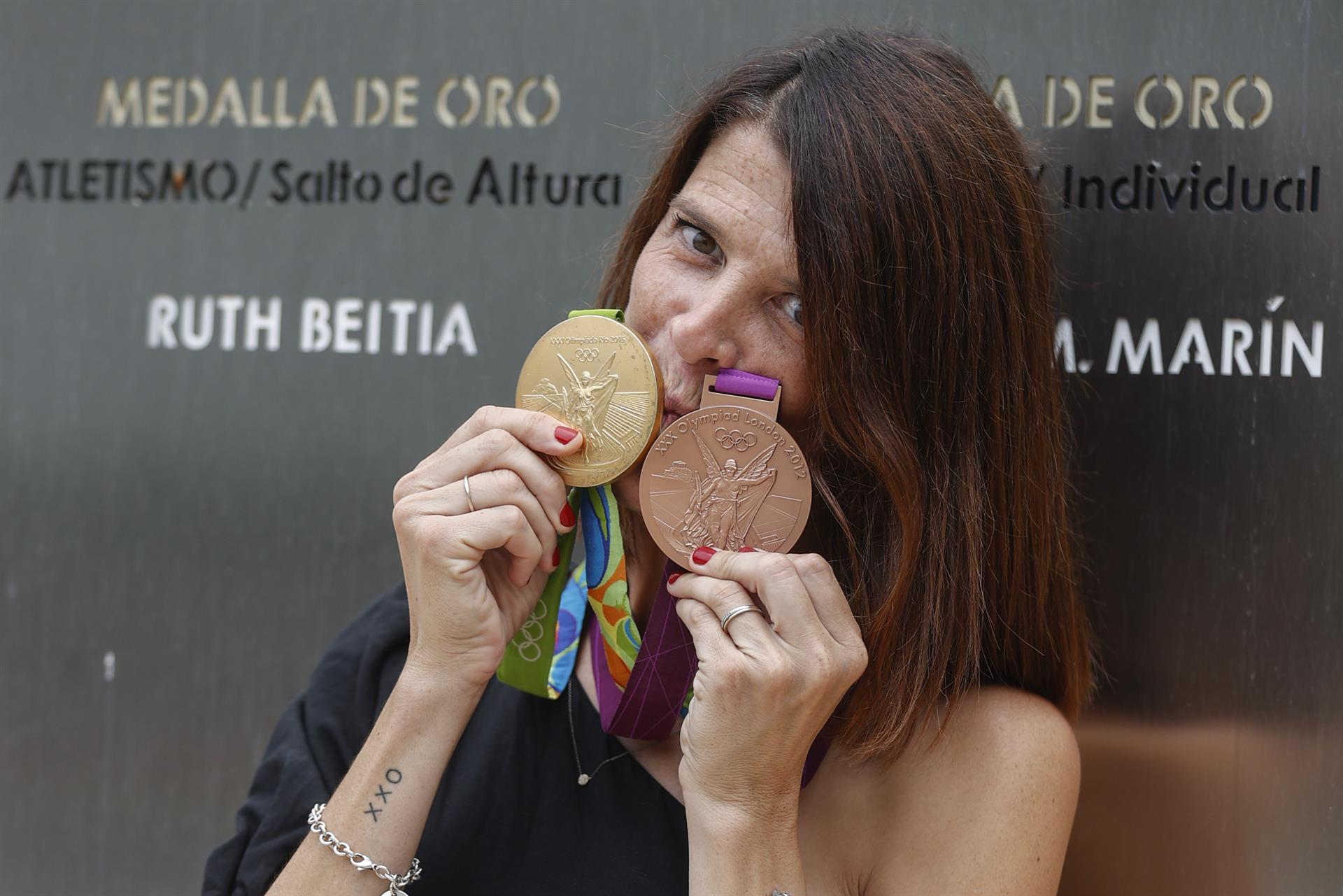La saltadora santanderina Ruth Beitia que esta mañana ha recibido la medalla de bronce de salto de altura de los Juegos de Londres 2012, que le fue adjudicada nueve años después. EFE.