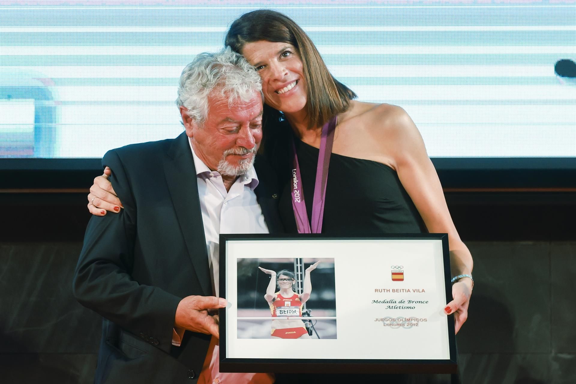 La saltadora santanderina Ruth Beitia recibe la medalla de bronce de salto de altura de los Juegos de Londres 2012, que le fue adjudicada nueve años después. EFE. La saltadora santanderina Ruth Beitia recibe la medalla de bronce de salto de altura de los Juegos de Londres 2012, que le fue adjudicada nueve años después. EFE.