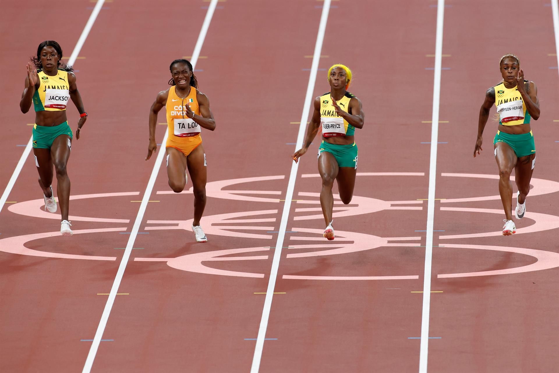 Imagen de archivo de las jamaicanas Elaine Thompson Herah (d), Shelly Ann Fraser Pryce (2 d) y Shericka Jackson (i) correspondiente a los 100 m lisos de los Juegos Olímpicos de Tokio. EFE.