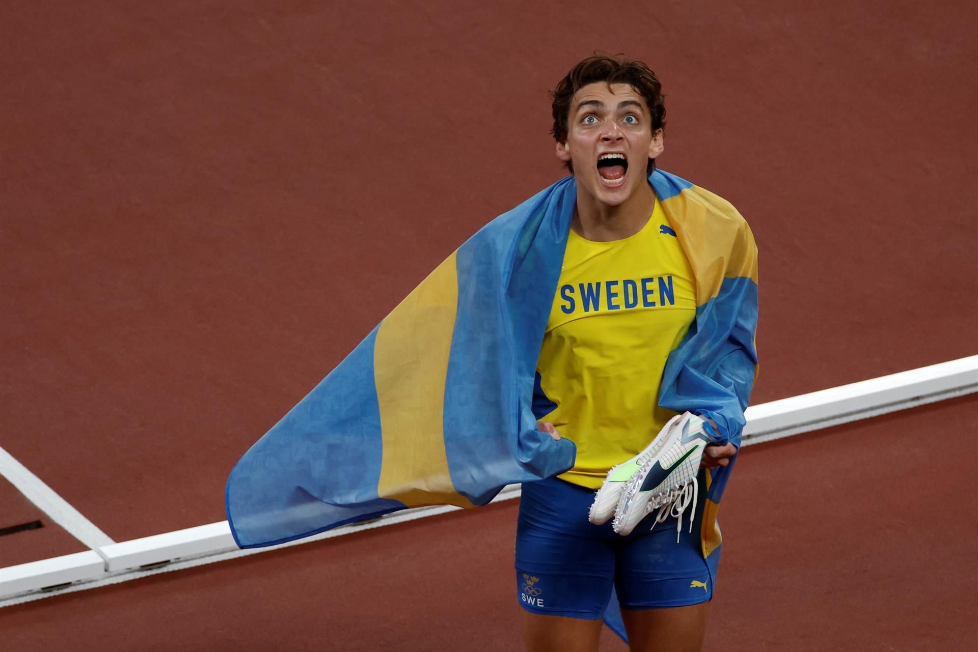 El sueco Armand Duplantis en una imagen de archivo tras conseguir la medalla de oro de salto de pértiga en los Juegos Olímpicos 2020. EFE.