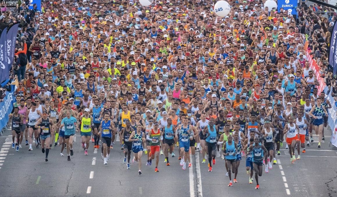 Una imagen de la salida del Zurich Maratón de Sevilla 2022. JUANJO ÚBEDA.