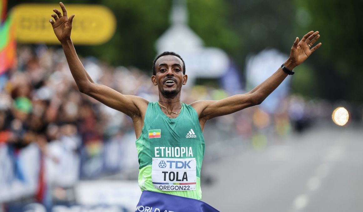 Tamirat Tola triunfando en el Campeonato del Mundo de Eugene tras un ataque brutal que dejó sin respuesta a sus rivales. WORLD ATHLETICS.