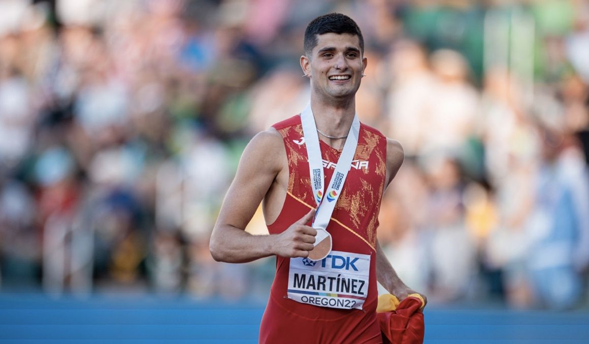 Asier Martínez celebrando su medalla de bronce en el Campeonato del Mundo de Eugene. SPORTMEDIA.