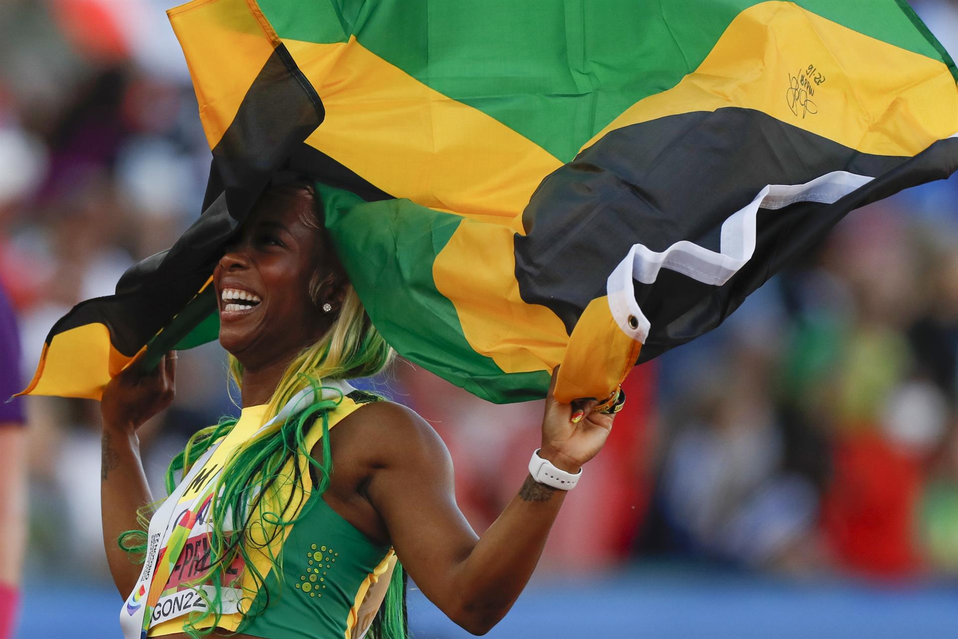 Shelly-Ann Fraser-Pryce celebrando el oro en los 100 metros del Campeonato del Mundo de Oregón en 2022. EFE.
