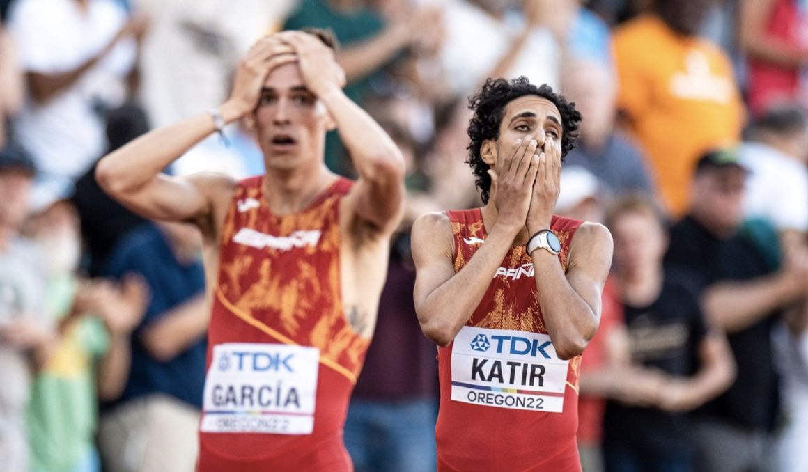 Mario García Romo y Mo Katir incrédulos tras su impresionante 1.500 en Eugene. SPORTMEDIA.