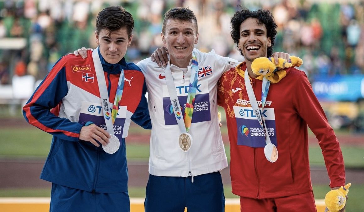Jakob Ingebrigtsen (plata), en el pódium del Mundial de Eugene, junto a Jake Wightman (oro) y Mohamed Katir (bronce). SPORTMEDIA Jakob Ingebrigtsen (plata), en el pódium del Mundial de Eugene, junto a Jake Wightman (oro) y Mohamed Katir (bronce). SPORTMEDIA