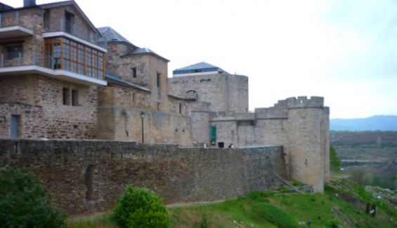 Murallas y Castillo de Puebla de Sanabria. destinocastillayleon.com Murallas y Castillo de Puebla de Sanabria. destinocastillayleon.com