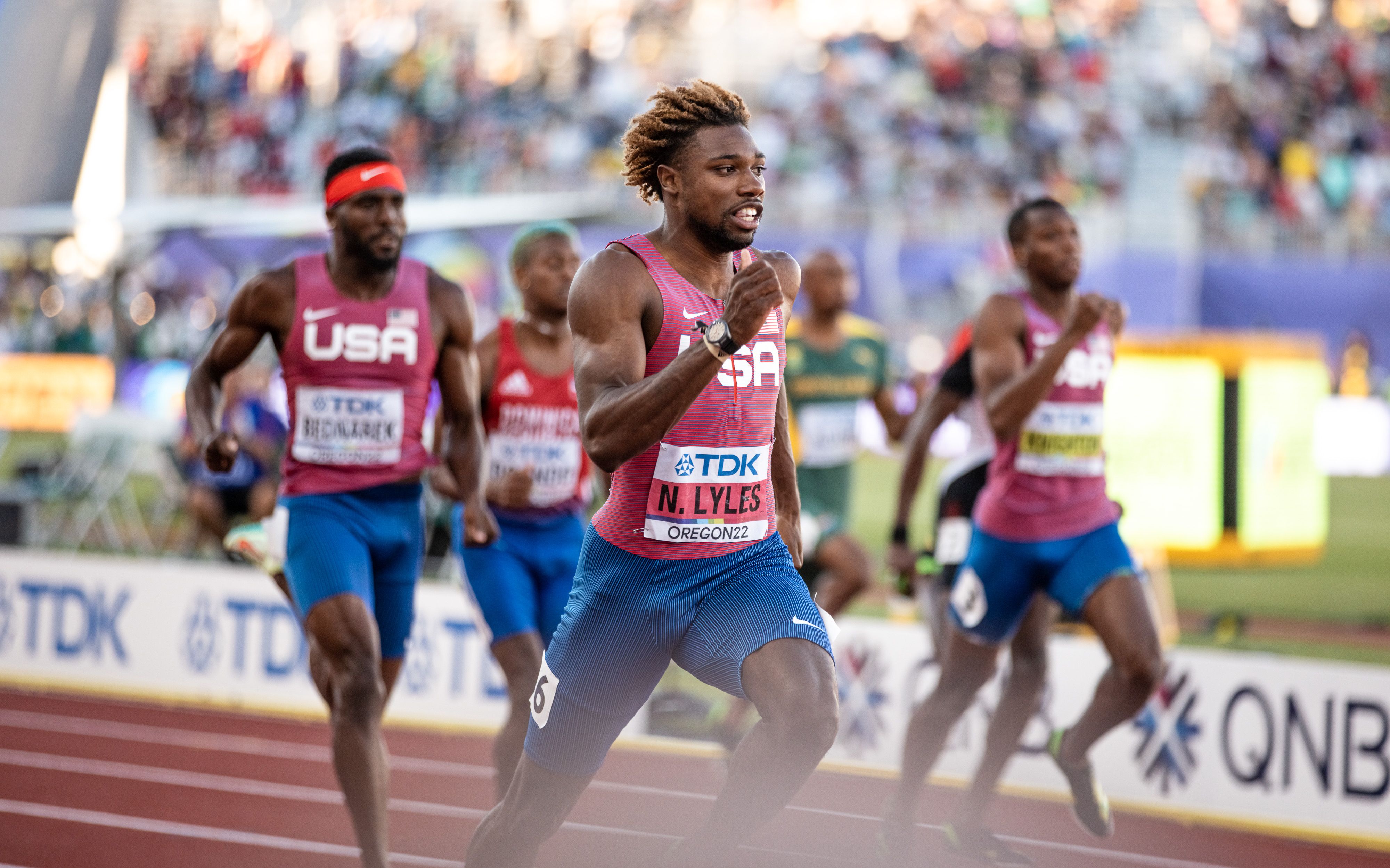 Noah Lyles, en los últimos compases de carrera, mirando al crono que finalmente ha indicado 19.31. SPORTMEDIA. Noah Lyles, en los últimos compases de carrera, mirando al crono que finalmente ha indicado 19.31. SPORTMEDIA.