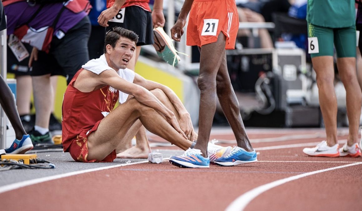Adel Mechaal resignado tras quedar eliminado en las series de 5.000 metros del Campeonato del Mundo de Eugene. SPORTMEDIA.