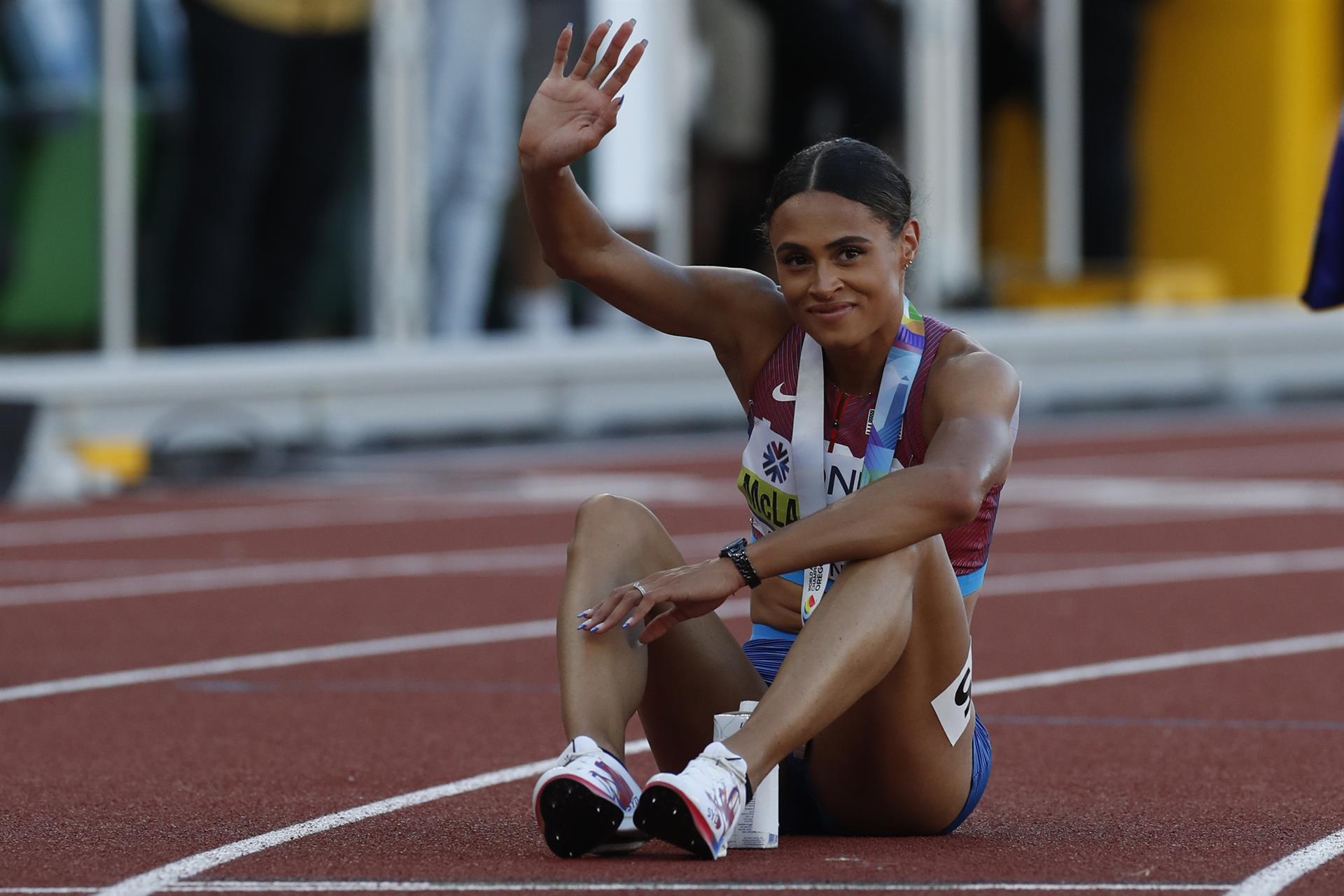 La estadounidense Sydney Mclaughlin saluda tras ganar en 400m vallas femenino hoy, en los Campeonatos mundiales de atletismo que se realizan en el estadio Hayward Field en Eugene (EE.UU.). EFE.